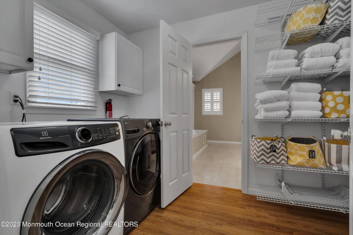 Interior, Washer, Wood Texture Flooring