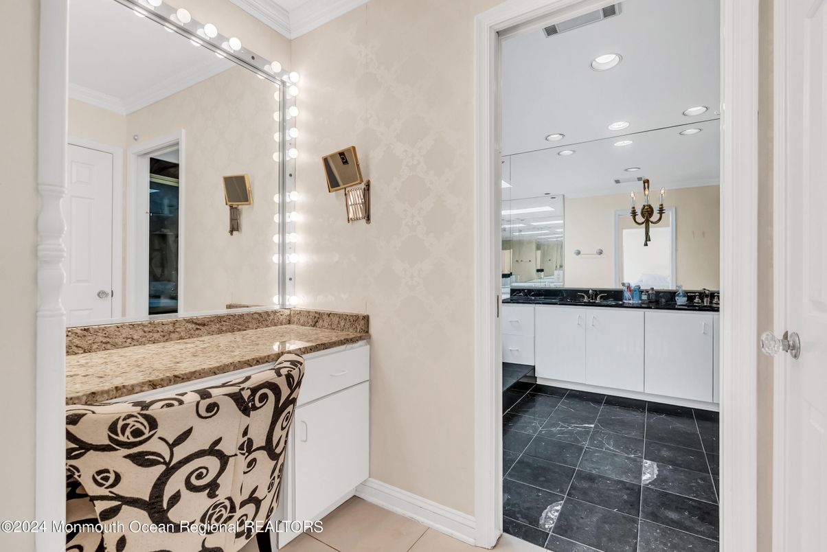 Bathroom, Dual Sink Vanities, Interior, Recessed Lighting