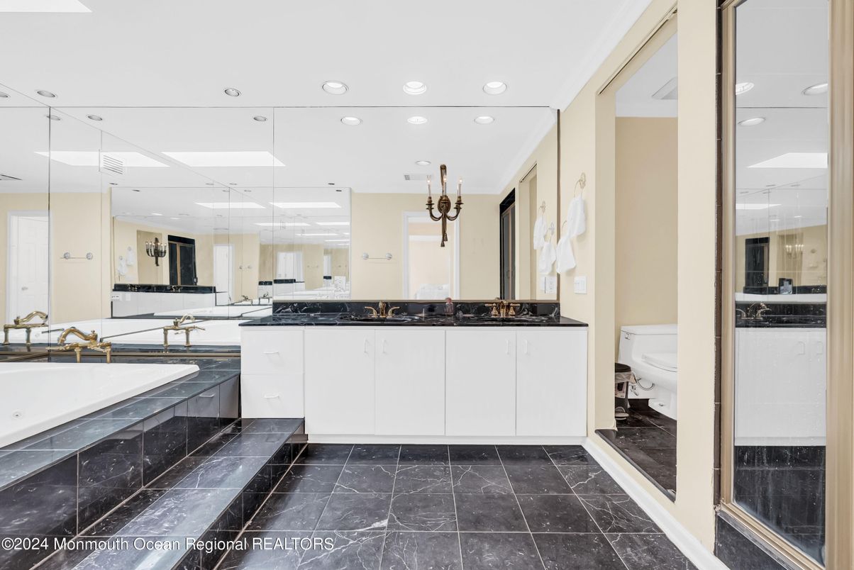 Bathroom, Dual Sink Vanities, Interior, Recessed Lighting