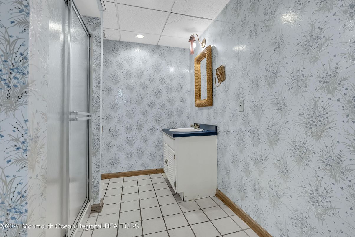 Bathroom, Interior, Recessed Lighting