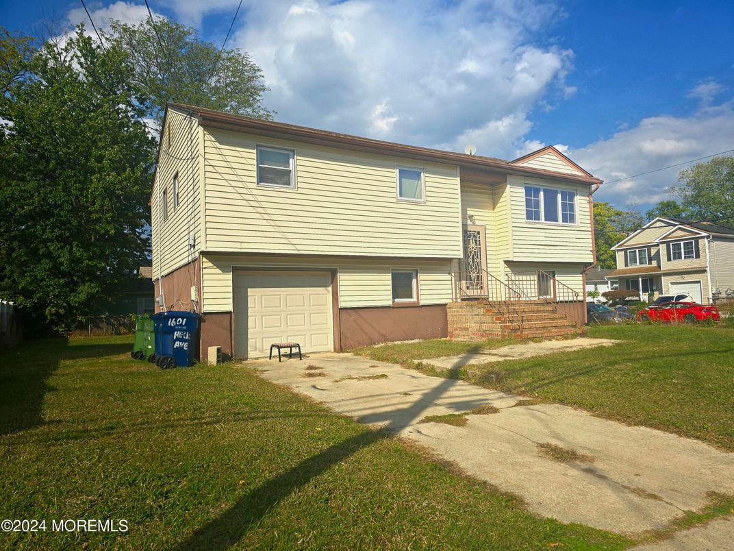 Attached, Exterior, Facade, Raised Ranch