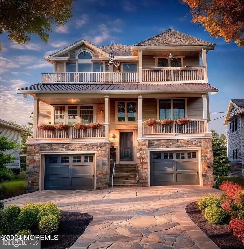 Attached, Exterior, Facade, American Craftsman