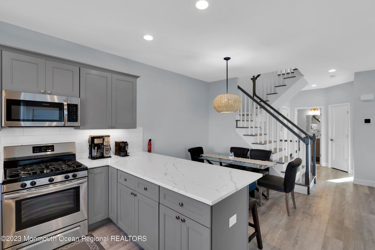 Chandelier, Dining room, Interior, Kitchen, Pendant Lights, Recessed Lighting, Stainless Steel Appliances, Wood Texture Flooring