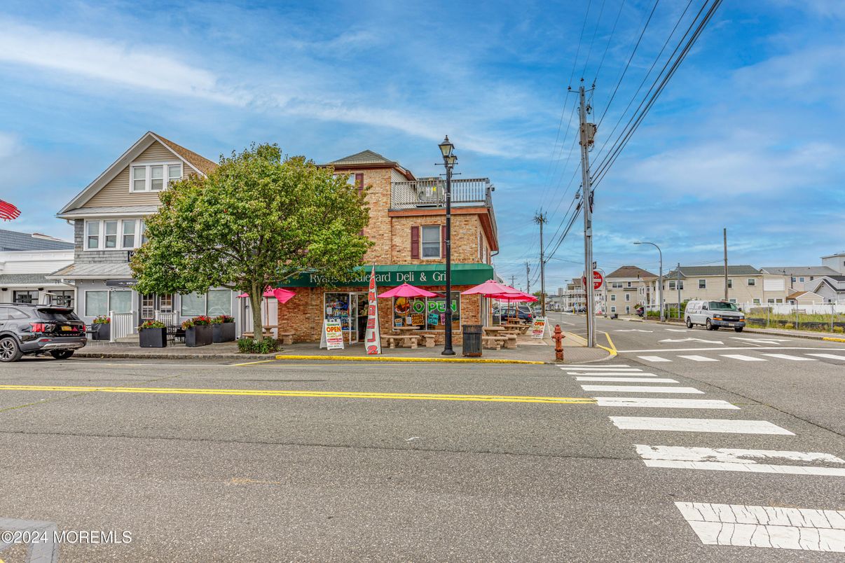 Exterior, Facade, Queen Anne Victorian