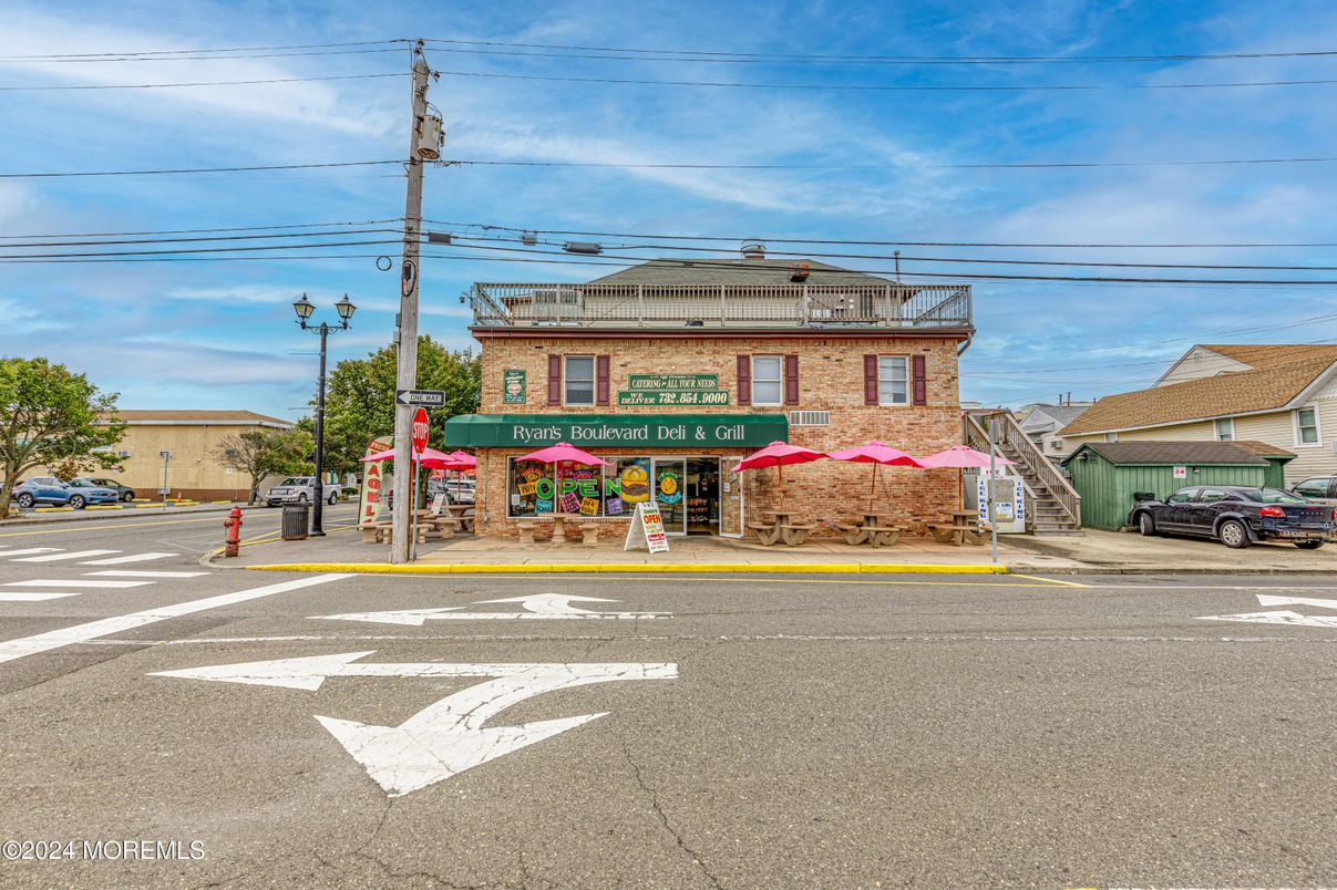 Exterior, Facade, None