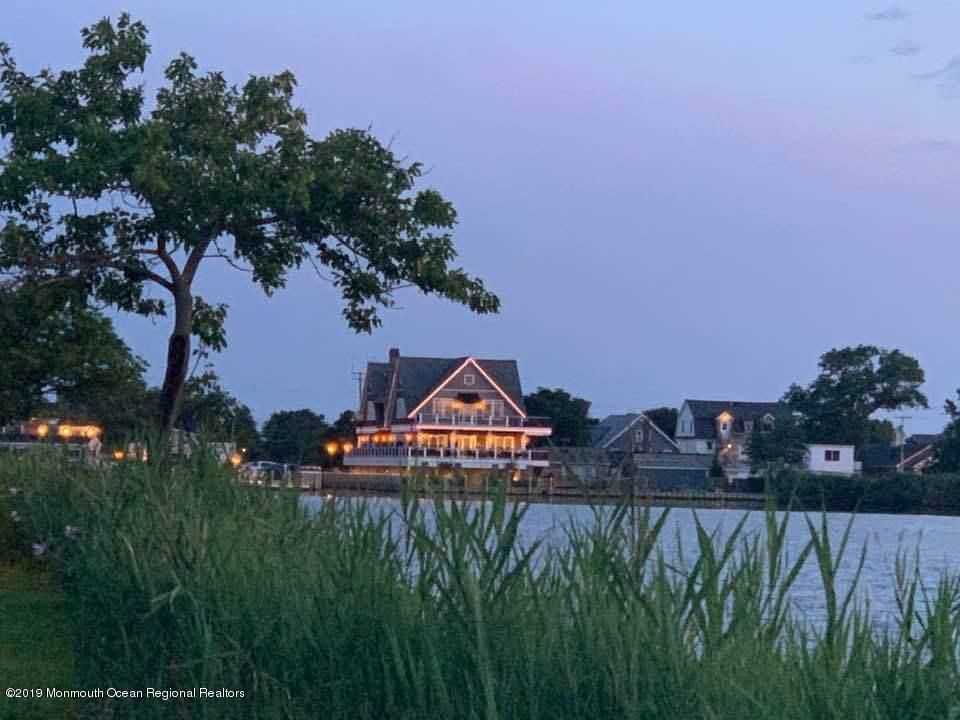 Exterior, Lake