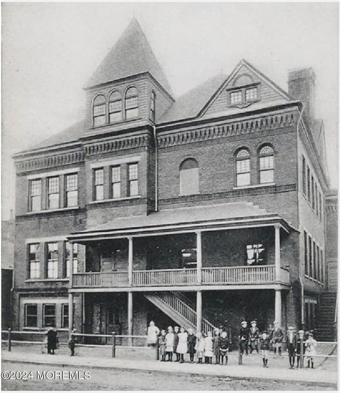 Exterior, Facade, Brick Facade, Queen Anne Victorian