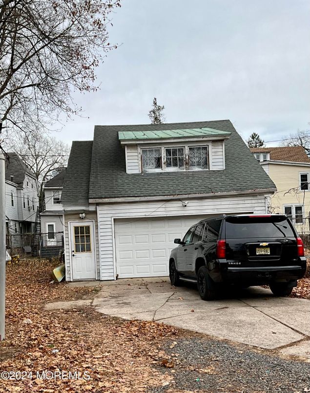 Attached, Exterior, Facade, Cape Cod