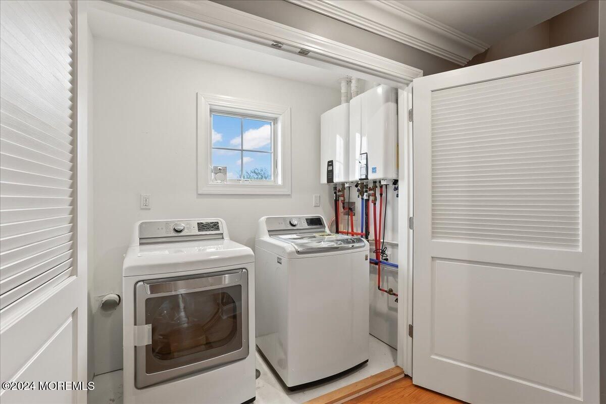 Interior, Utility Closets, Washer, Wood Texture Flooring