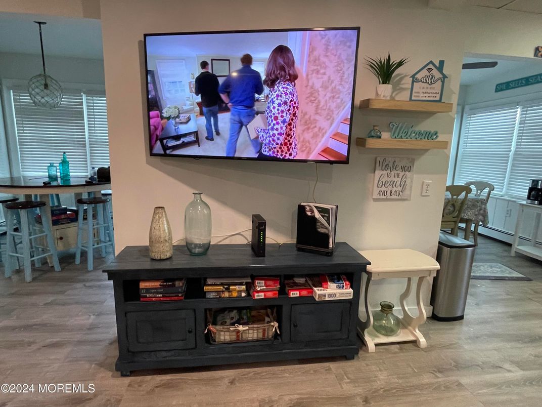 Interior, Pendant Lights, Wood Texture Flooring