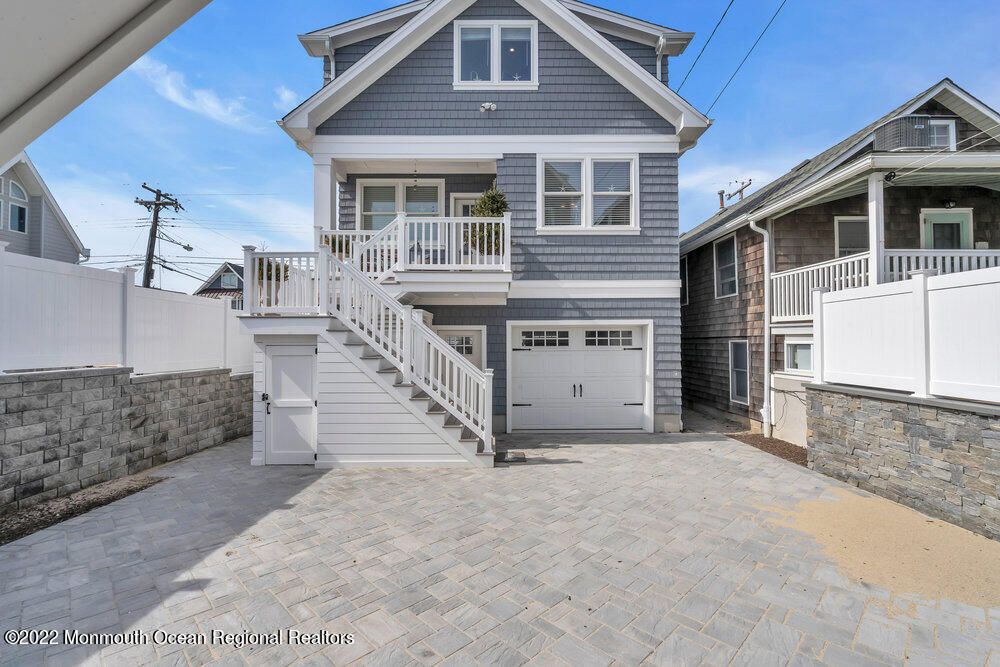 Attached, Exterior, Facade, Queen Anne Victorian