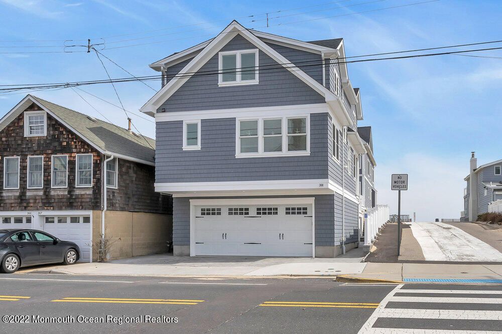 Attached, Exterior, Facade, American Craftsman