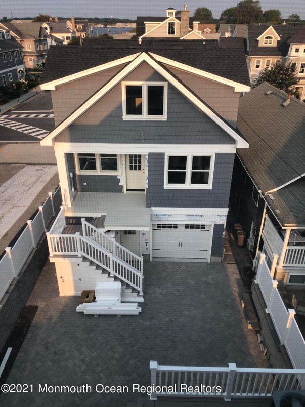 Attached, Exterior, Facade, American Craftsman