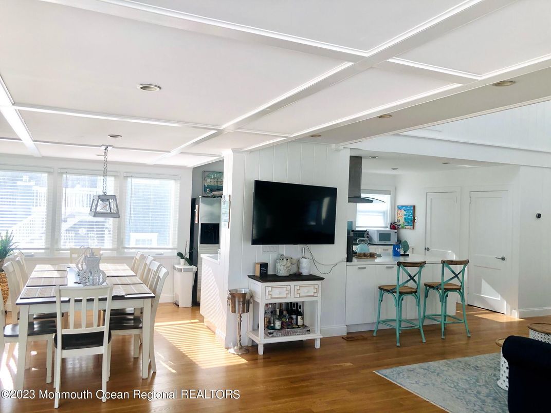 Dining room, Interior, Kitchen, Pendant Lights, Recessed Lighting, Wood Texture Flooring