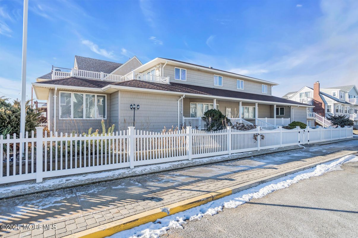 Exterior, Facade, American Foursquare