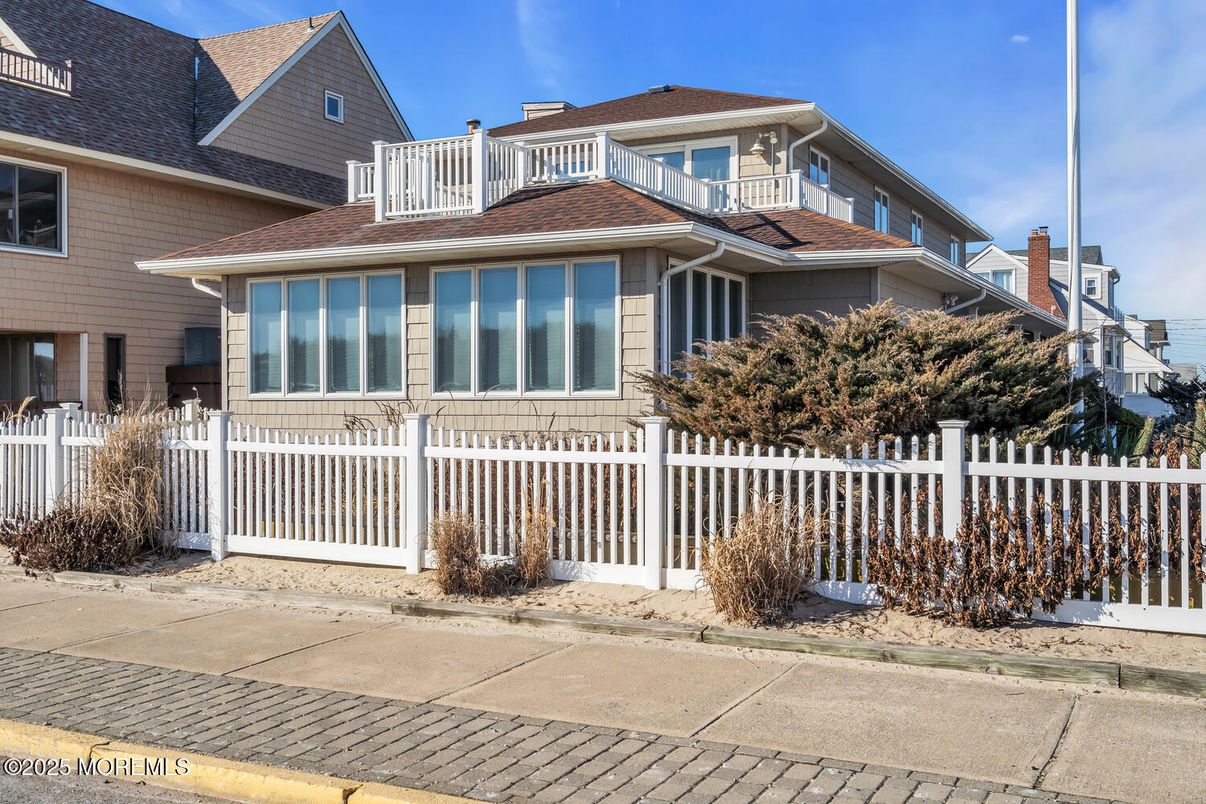 Exterior, Facade, American Foursquare