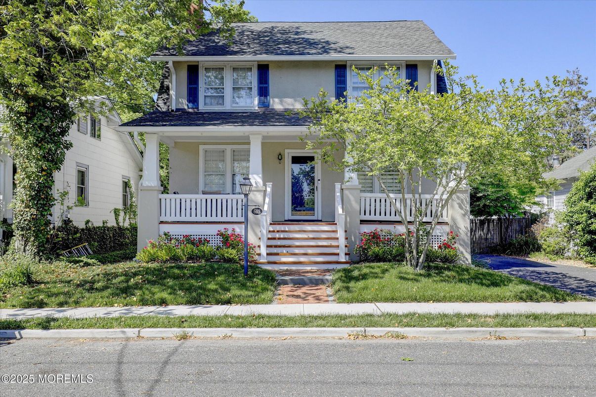 Exterior, Facade, American Foursquare