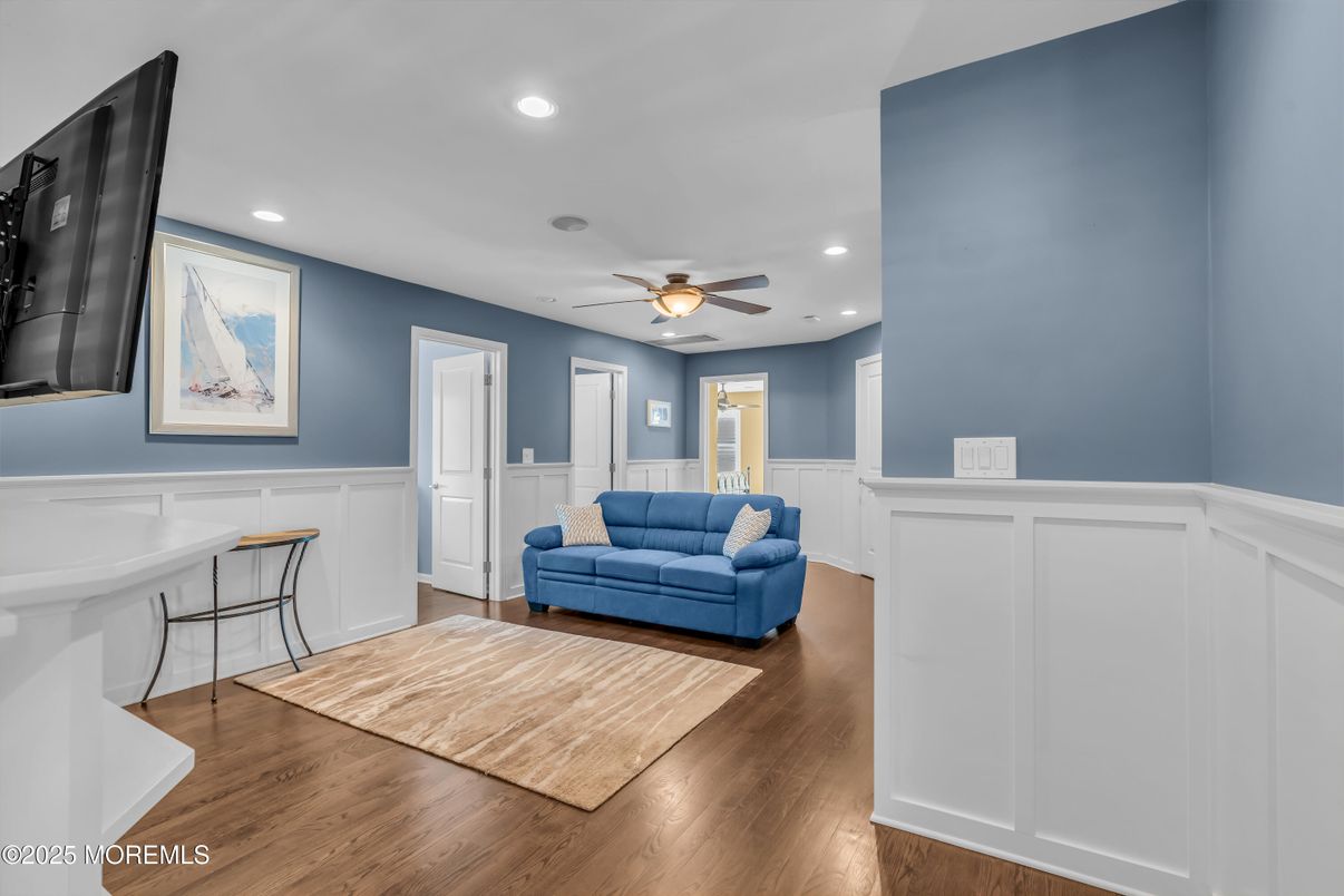 Interior, Recessed Lighting, Wood Texture Flooring