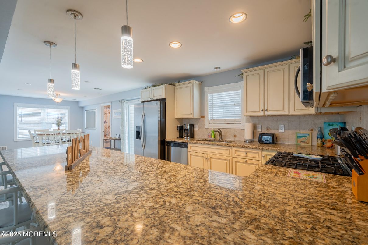 Dining room, Interior, Kitchen, Pendant Lights, Recessed Lighting, Stainless Steel Appliances