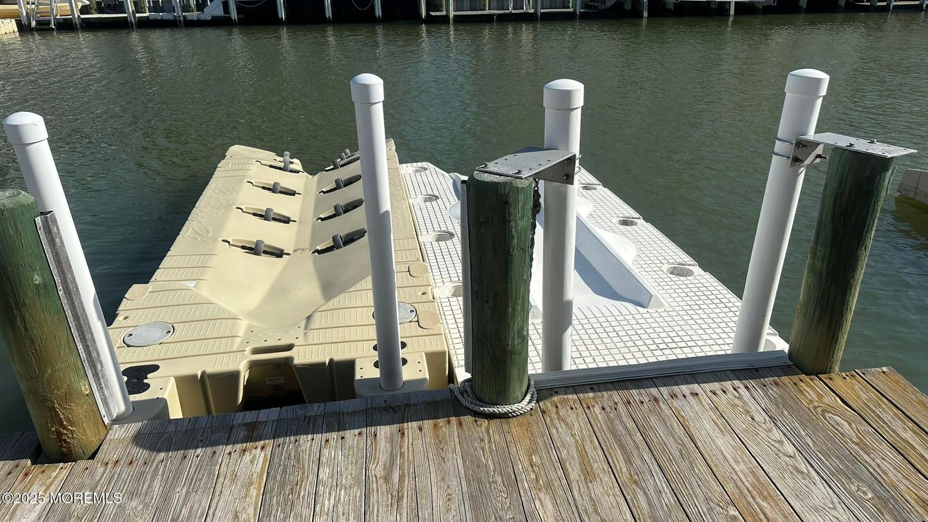 Exterior, Lake