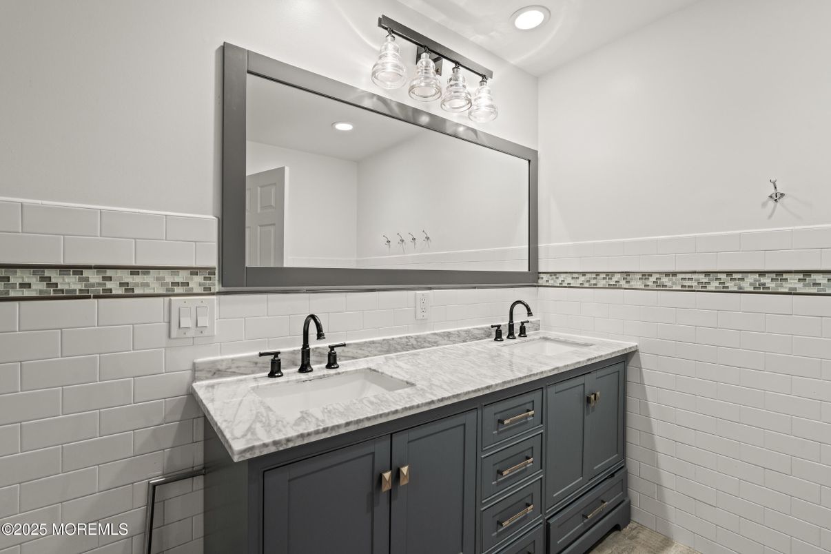 Bathroom, Dual Sink Vanities, Interior, Recessed Lighting