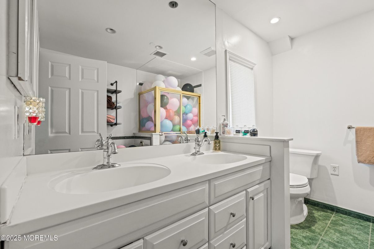 Bathroom, Dual Sink Vanities, Interior, Recessed Lighting