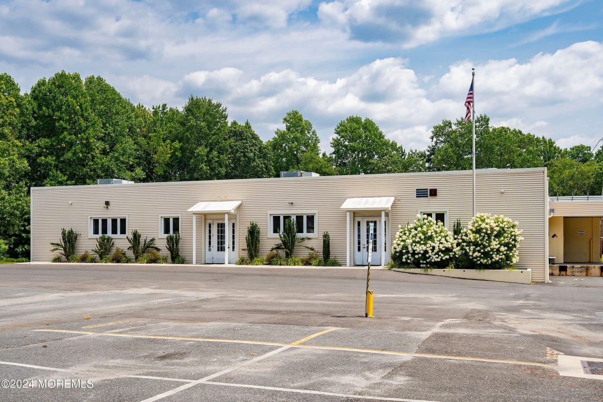 Exterior, Facade, Modern