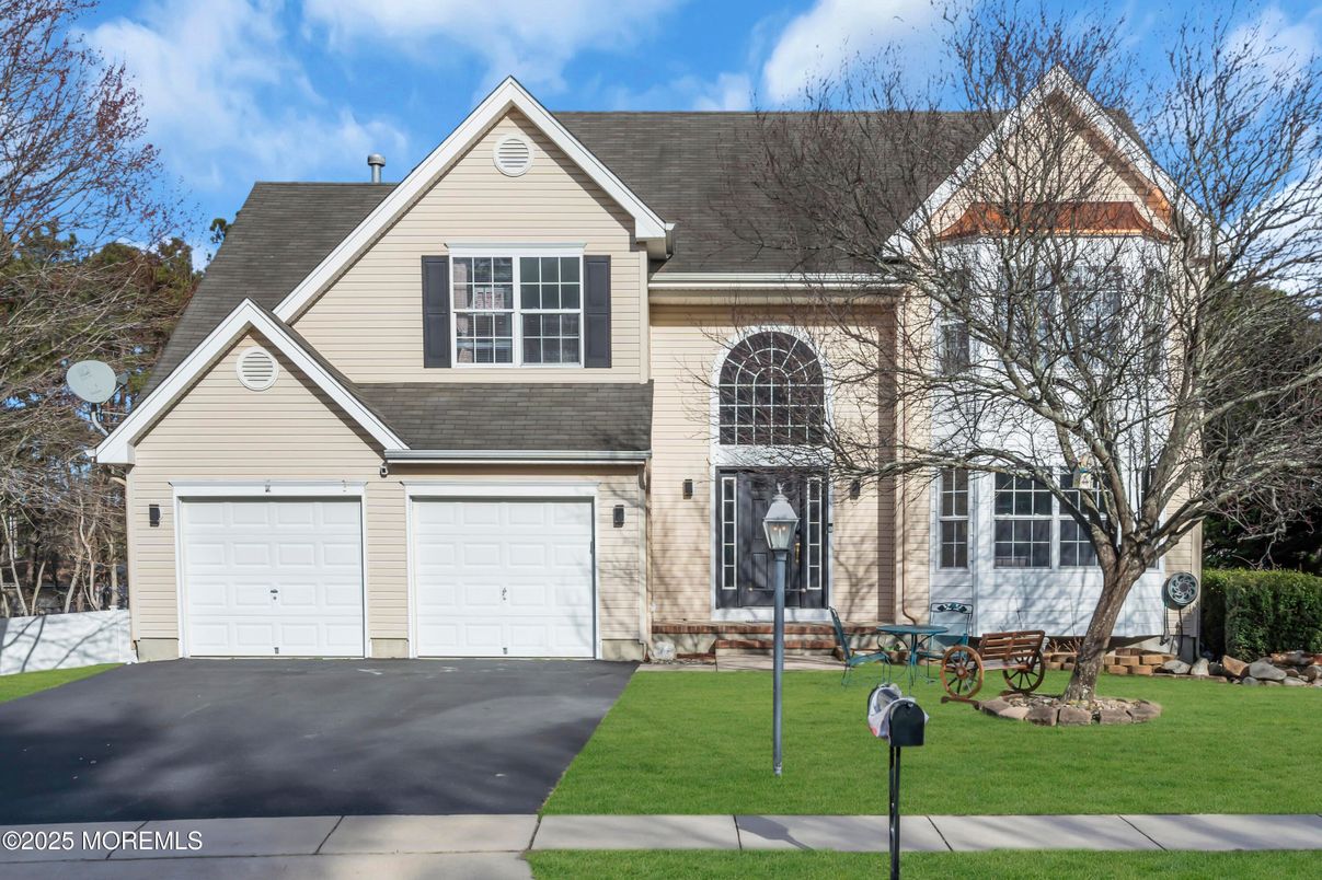 Attached, Exterior, Facade, Brick Traditional
