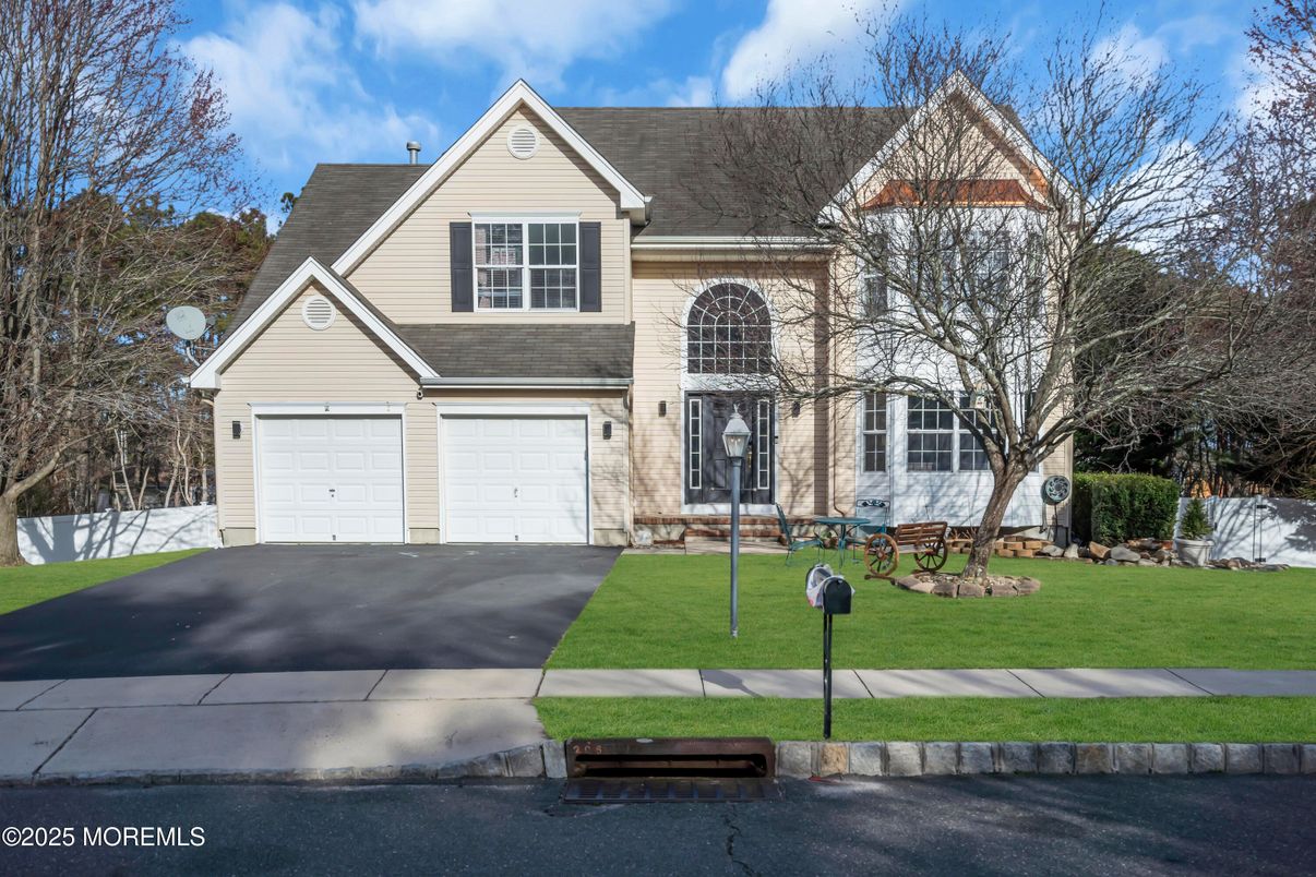 Attached, Exterior, Facade, Brick Traditional