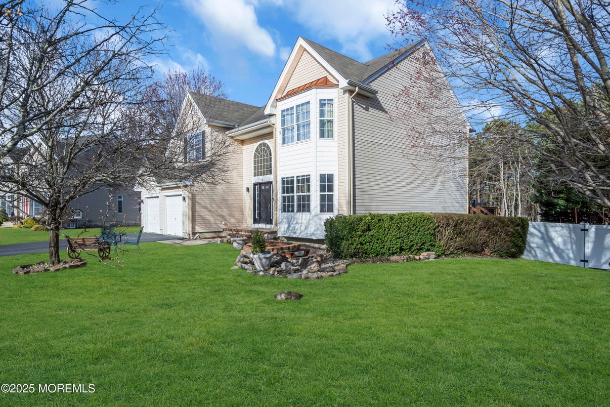 Attached, Backyard, Exterior, Facade, Queen Anne Victorian