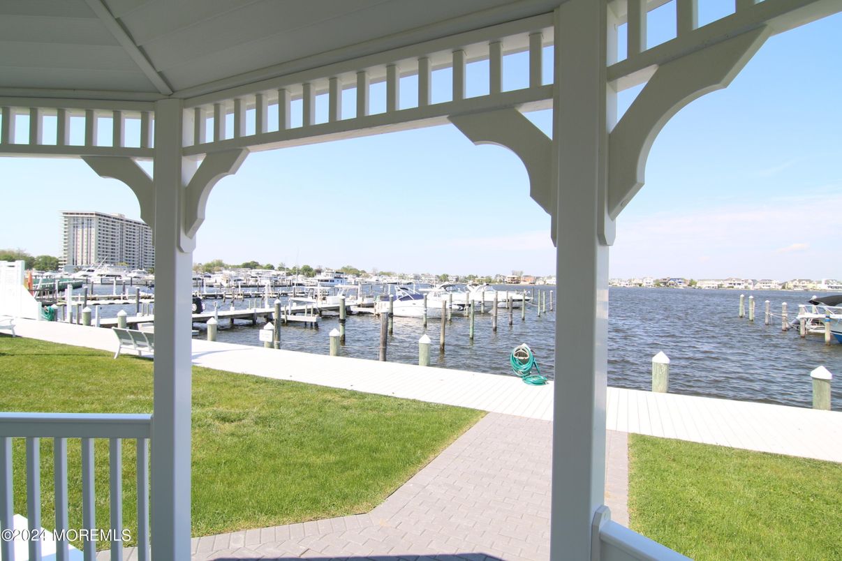 Exterior, Lake