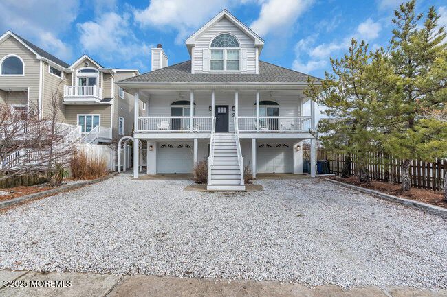 Attached, Exterior, Facade, Queen Anne Victorian