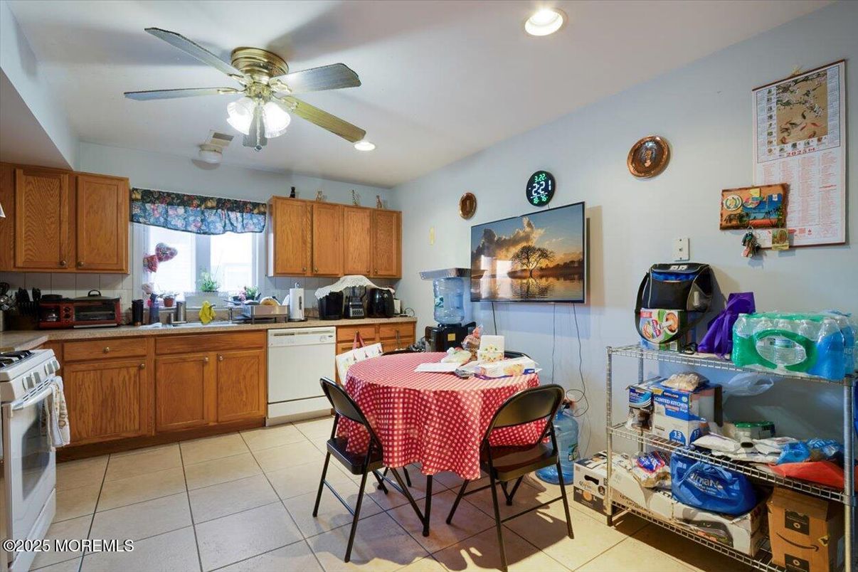 Dining room, Interior, Kitchen, Recessed Lighting
