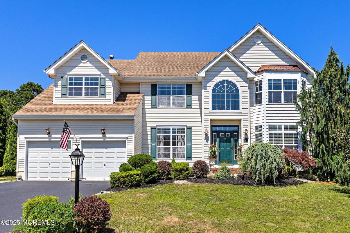 Attached, Exterior, Facade, Farmhouse