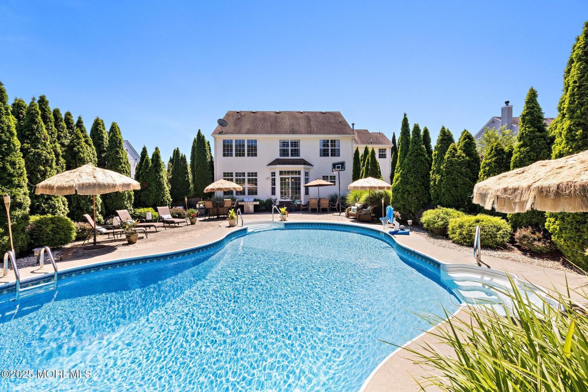 Exterior, Pool