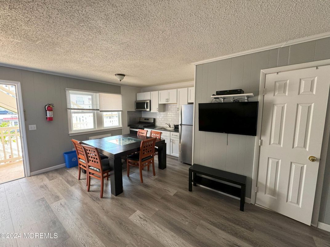 Dining room, Interior, Kitchen, Stainless Steel Appliances, Wood Texture Flooring