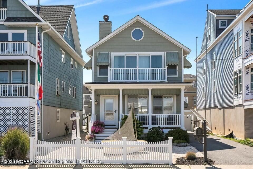 Exterior, Facade, Queen Anne Victorian