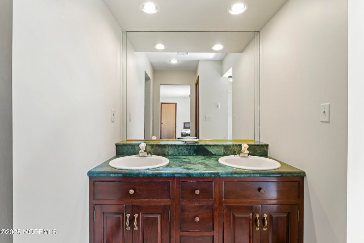 Bathroom, Dual Sink Vanities, Interior, Recessed Lighting
