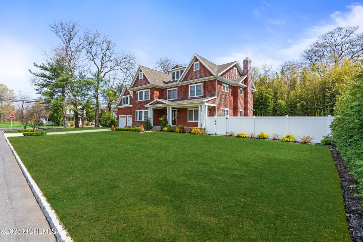 Exterior, Facade, Brick Facade, Queen Anne Victorian