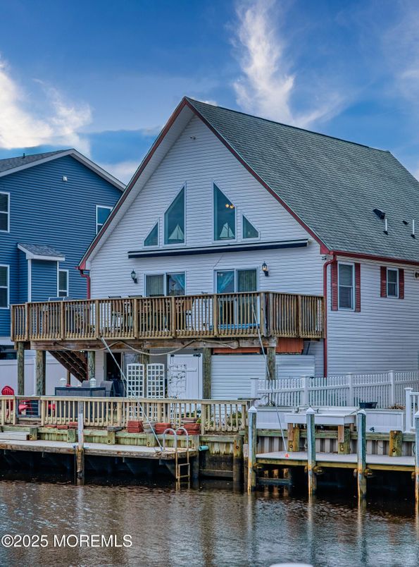 Exterior, Lake