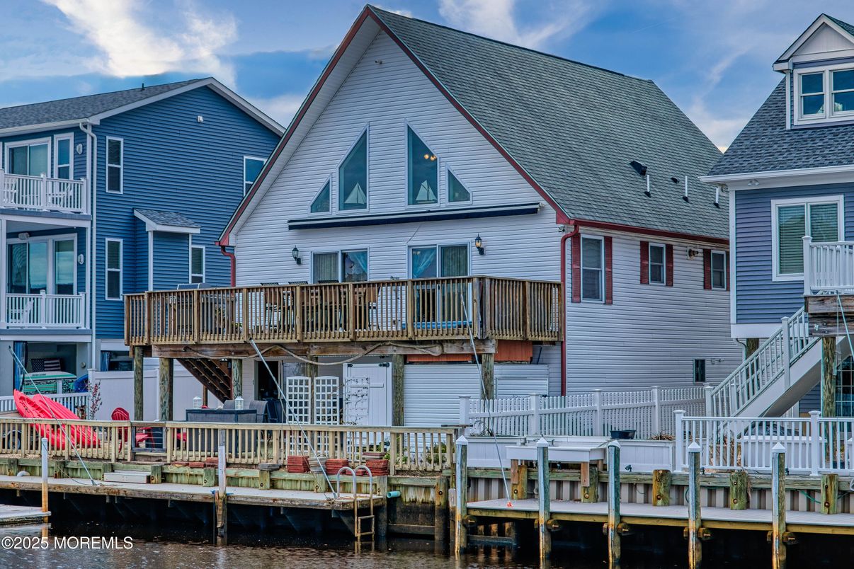 Exterior, Lake