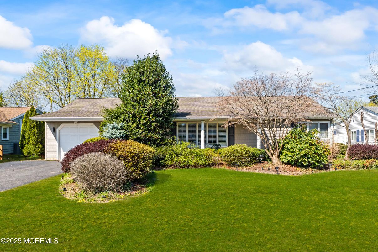 Attached, Exterior, Facade, Cape Cod