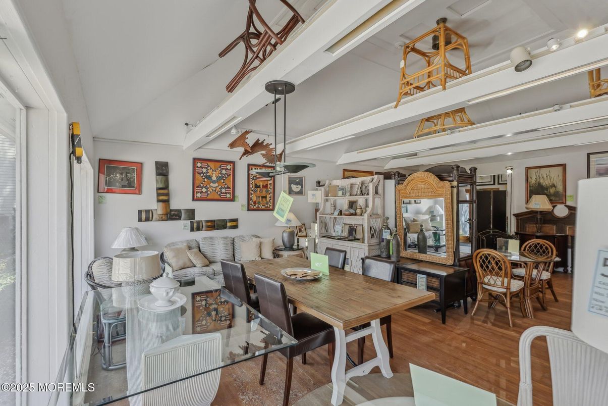 Dining room, Interior, Kitchen, Living room, Pendant Lights, Recessed Lighting, Wood Texture Flooring