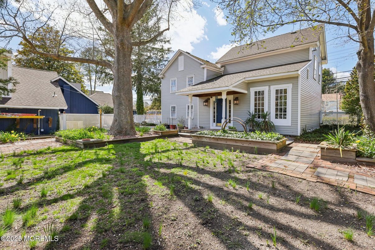 Backyard, Exterior, Facade, Queen Anne Victorian