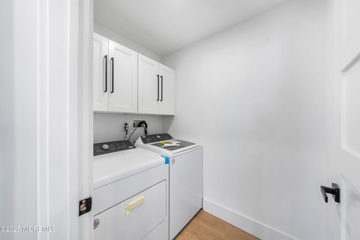Interior, Utility Closets, Washer, Wood Texture Flooring