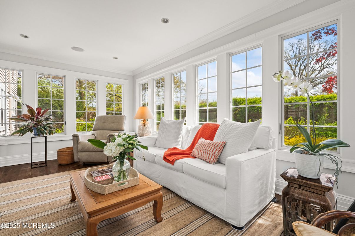 Interior, Living room, Recessed Lighting, Sun Room, Wood Texture Flooring