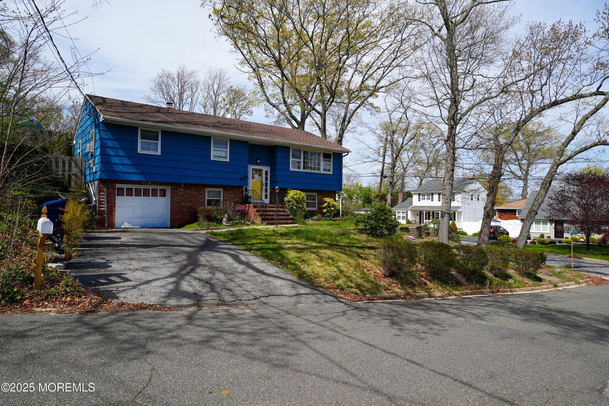 Attached, Exterior, Facade, Brick Facade, Raised Ranch