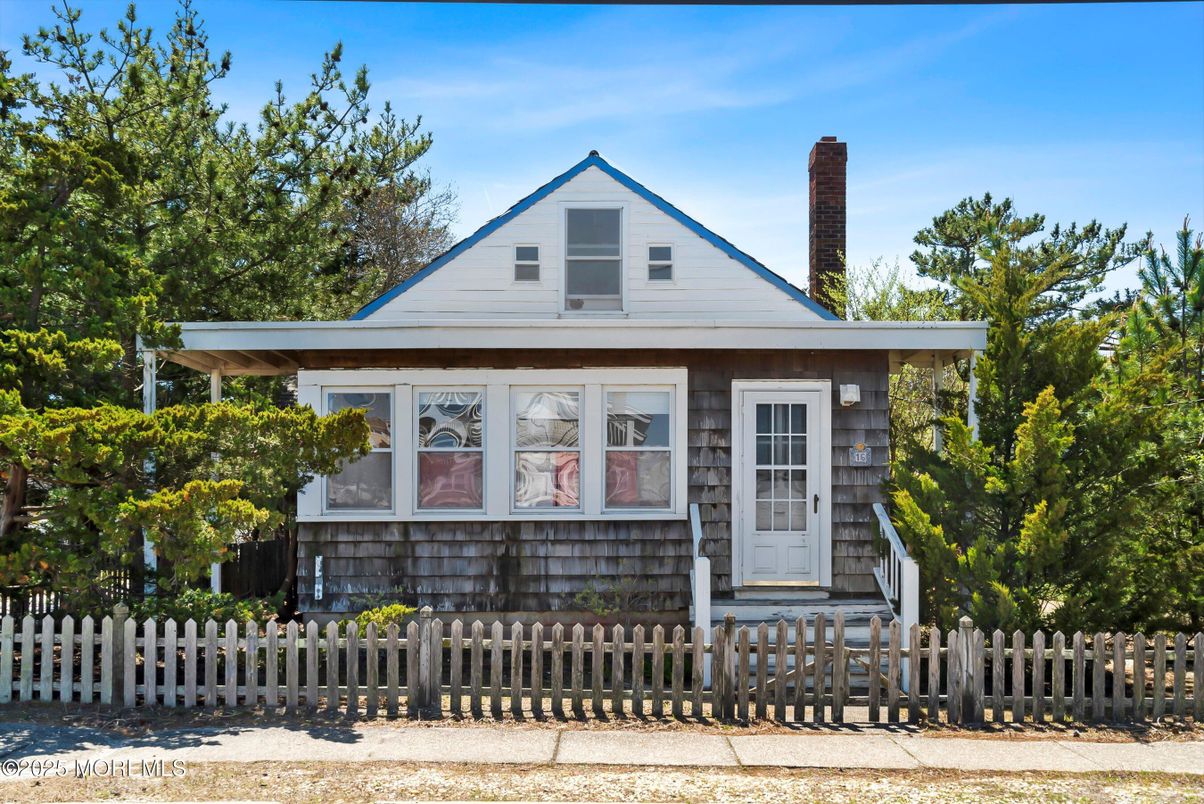Exterior, Facade, Queen Anne Victorian