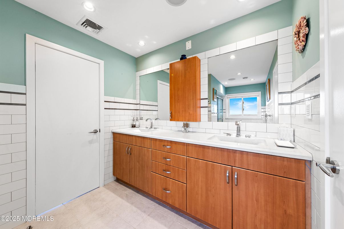 Bathroom, Dual Sink Vanities, Interior, Recessed Lighting