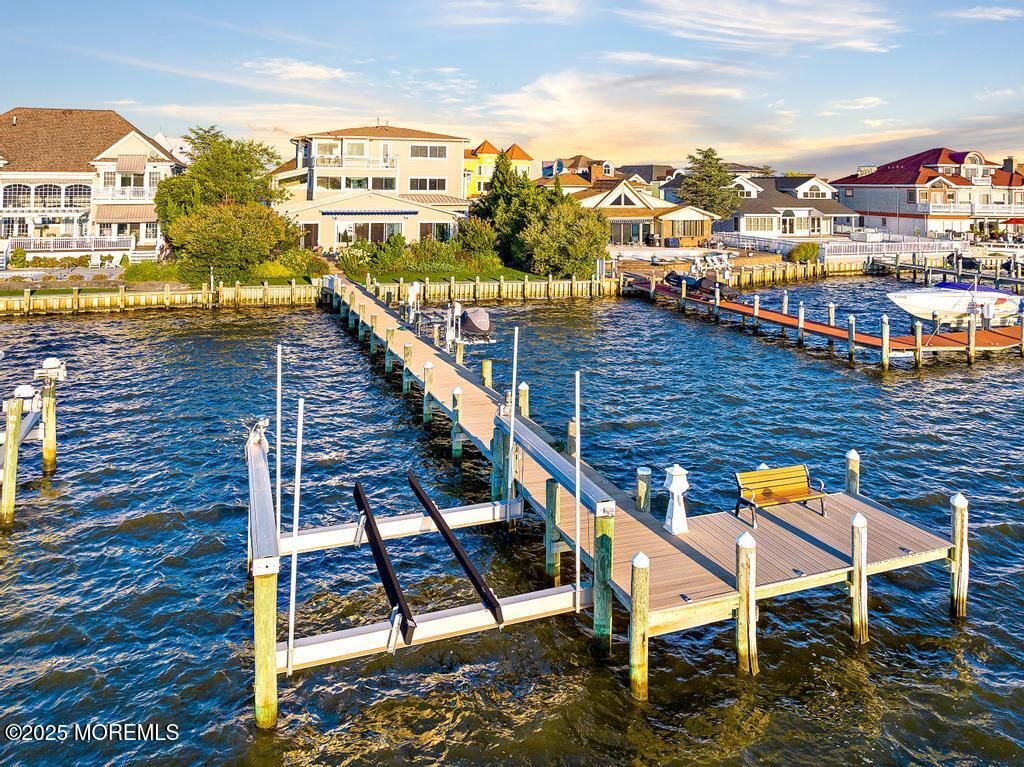 Exterior, Lake